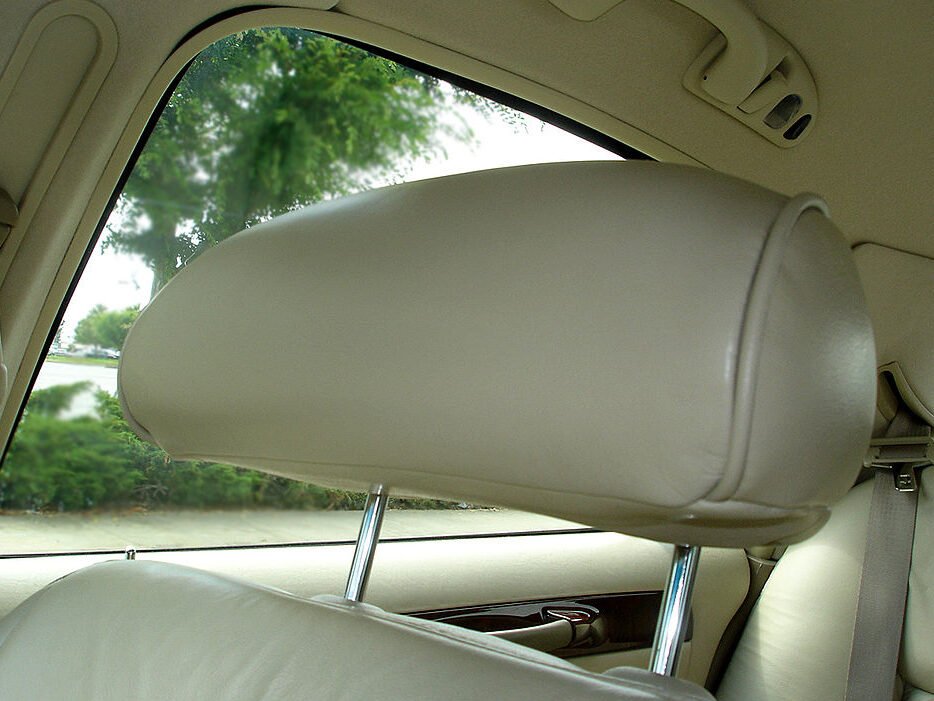 Besi terdapat pada 'headrest' kerusi kereta boleh digunakan untuk memecahkan tingkap kereta