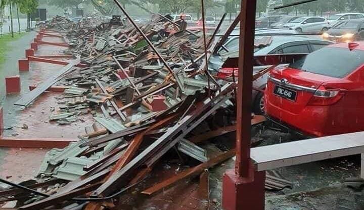 Bumbung laluan pejalan kaki di Hospital Teluk Intan runtuh dalam satu kejadian ribut, semalam