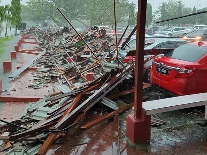 Bumbung laluan pejalan kaki di Hospital Teluk Intan runtuh dalam satu kejadian ribut, semalam