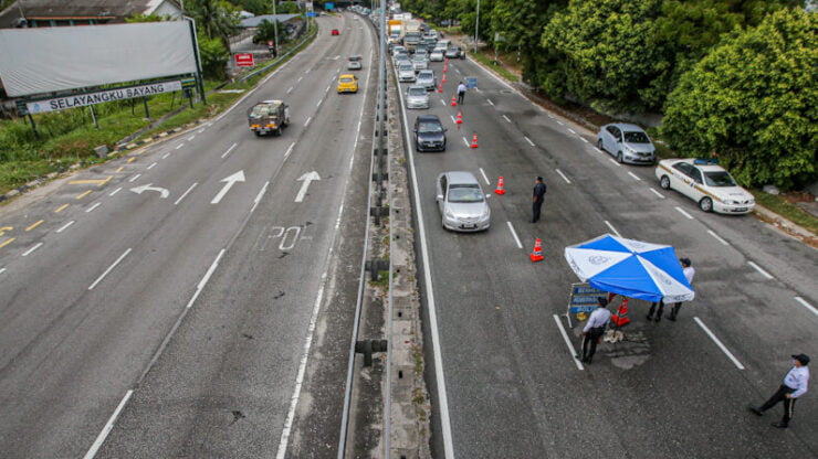 Patuhi undang-undang jalan raya mampu mengelakan anda daripada kemalangan jalan raya. - Foto ihsan Malay Mail