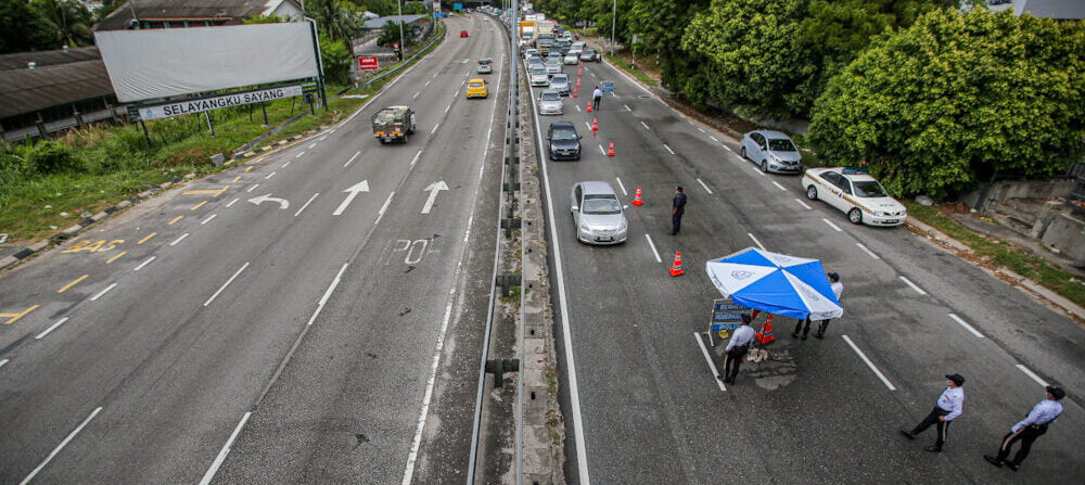 Patuhi undang-undang jalan raya mampu mengelakan anda daripada kemalangan jalan raya. - Foto ihsan Malay Mail