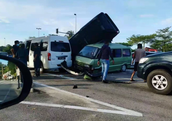 Kemalangan di sebuah persimpangan lampu isyarat dekat Muar, Johor meragut nyawa seorang wanita