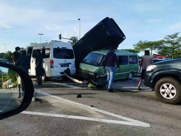 Kemalangan di sebuah persimpangan lampu isyarat dekat Muar, Johor meragut nyawa seorang wanita
