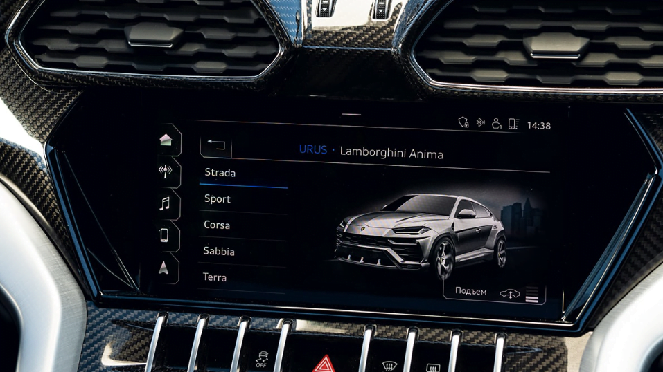 Lamborghini Urus dilengkapi monitor canggih bertujuan memberi pengendalian menyeluruh kepada pemandu dan penumpang