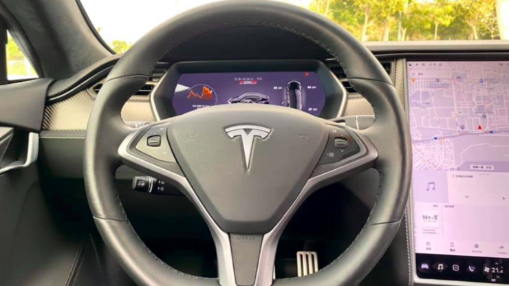 Tesla dikritik selepas berlaku beberapa buah kemalangan membabitkan kenderaan syarikat itu