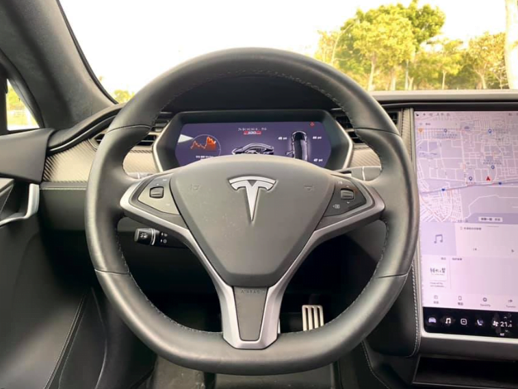Tesla dikritik selepas berlaku beberapa buah kemalangan membabitkan kenderaan syarikat itu