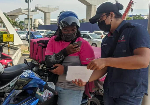 Penunggang p-hailing berdepan risiko tinggi saban hari ketika berada di jalan raya. - Foto ihsan Facebook/Persatuan Penghantar P-Hailing Malaysia