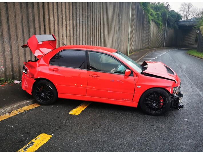 Sebuah kereta Mitsubishi Lancer Evolution 9 remuk selepas terbabit dalam satu kemalangan