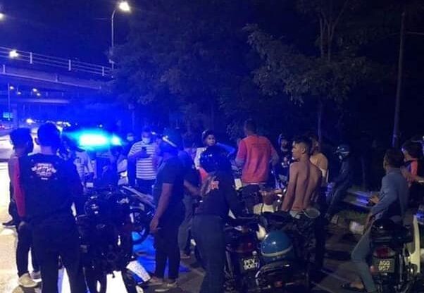 Kemalangan membabitkan sekumpulan 'mat rempit' di Bayan Lepas, Pulau Pinang tular di media sosial