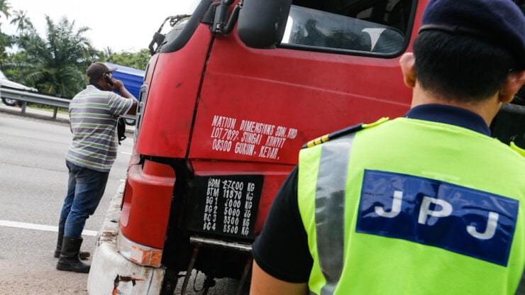 Jabatan Pengangkutan Jalan (JPJ) tidak akan melanjutkan tempoh pembaharuan lesen selepas 30 September ini. - Foto oleh Sayuti Zainudin