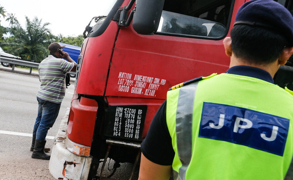 Jabatan Pengangkutan Jalan (JPJ) tidak akan melanjutkan tempoh pembaharuan lesen selepas 30 September ini. - Foto oleh Sayuti Zainudin