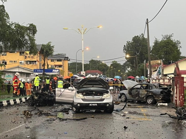 Lima kenderaan rosak teruk termasuk sebuah Proto Iswara terbelah dua dalam satu kejadian letupan di Kota Bharu, semalam