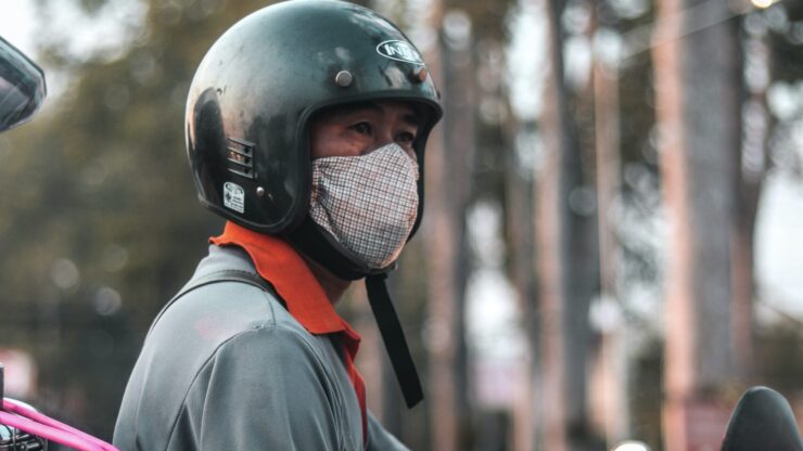 Penunggang motosikal perlu memakai helmet yang diiktiraf bagi mengelak insiden tidak diingini