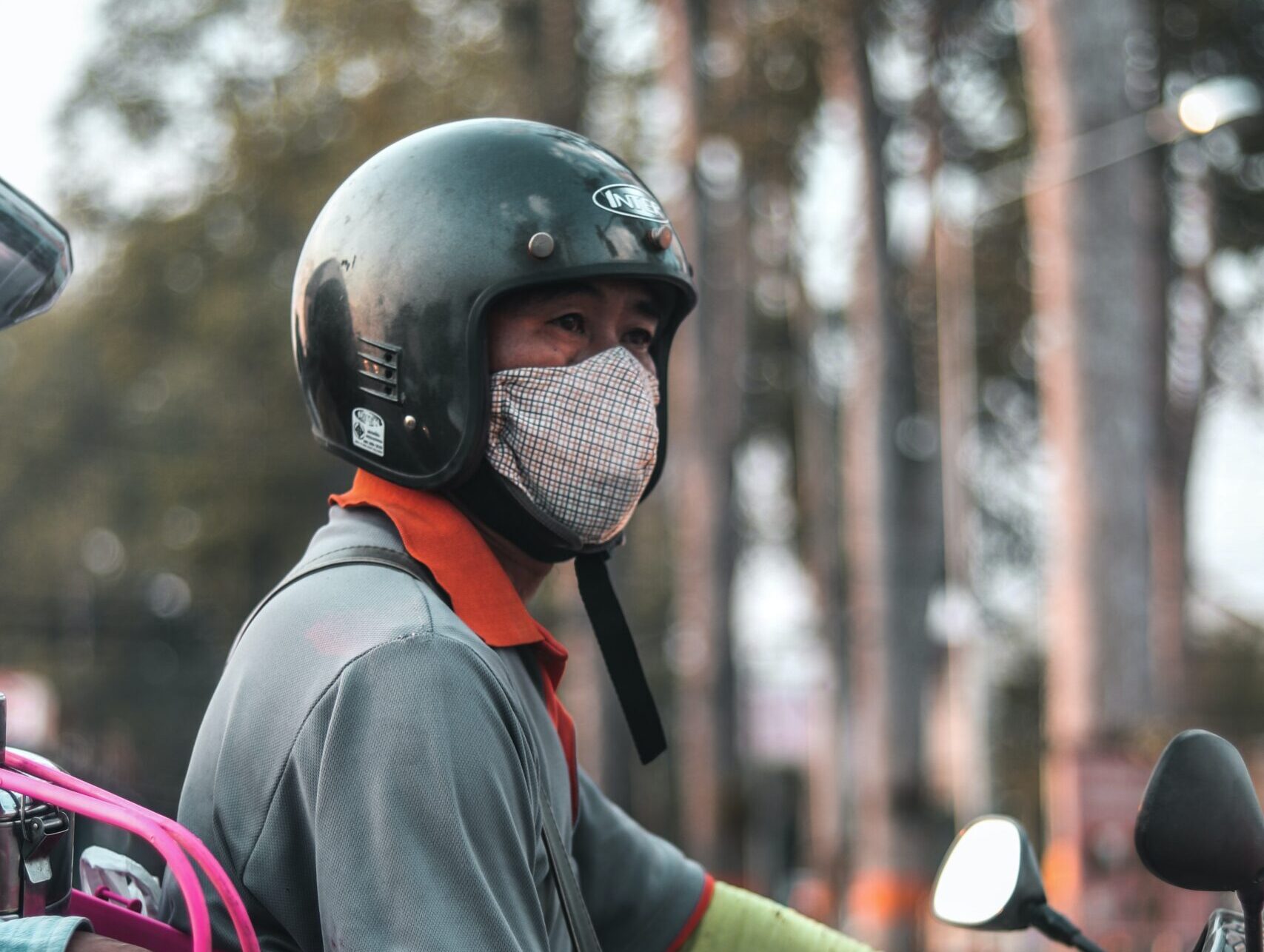 Penunggang motosikal perlu memakai helmet yang diiktiraf bagi mengelak insiden tidak diingini