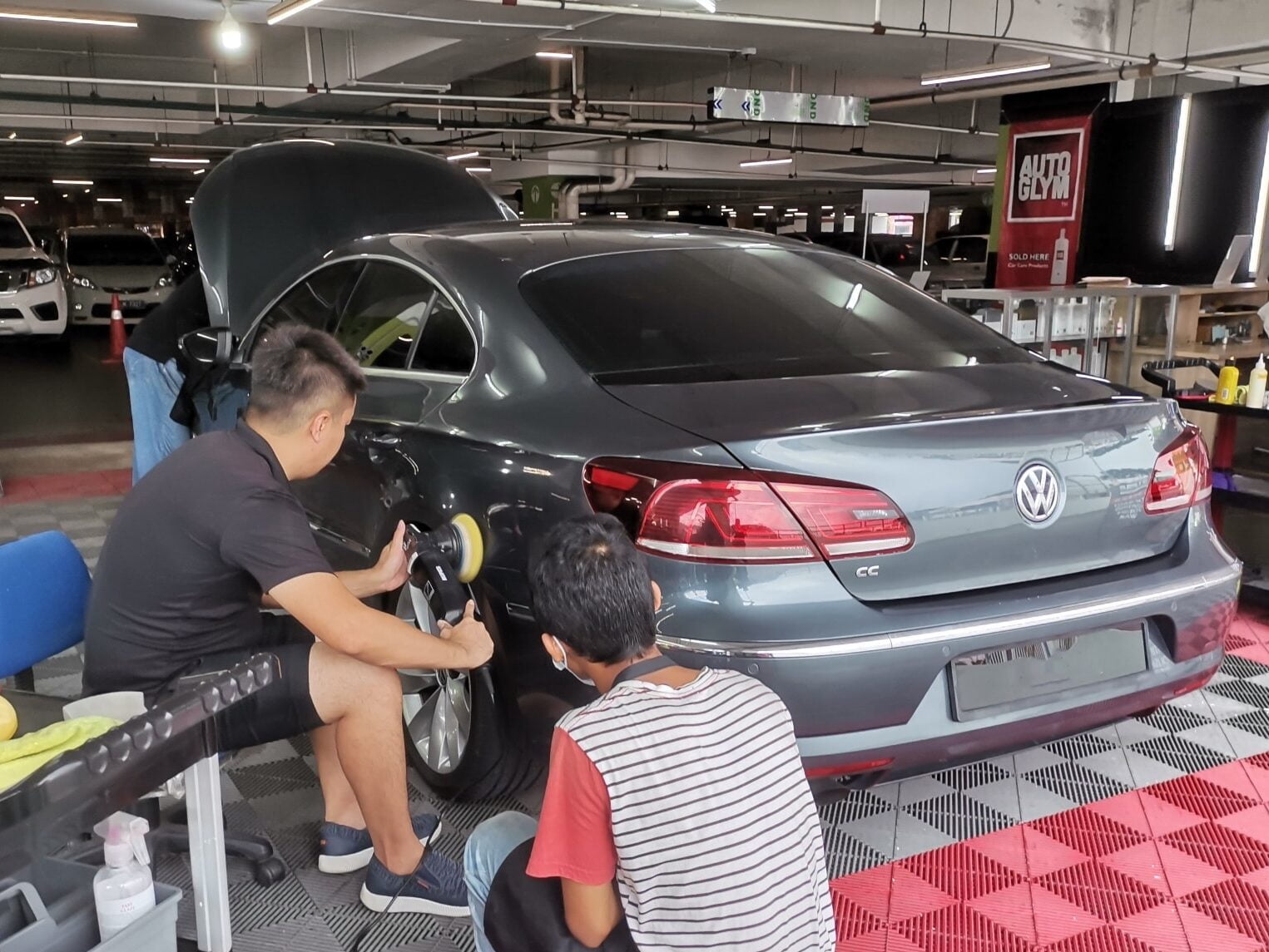 Proses car detailing sedang dilakukan pekerja sebuah spa kenderaan. - Foto ihsan Facebook/Star Auto Detailing