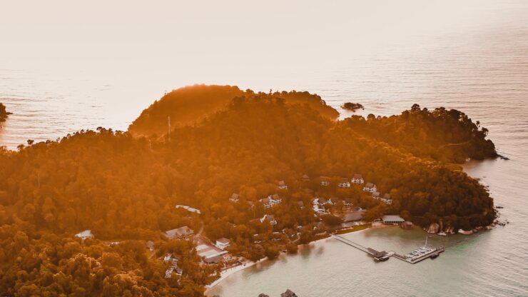 Jarak Pulau Pangkor dan Indonesia hanya dipisahkan dengan Selat Melaka. - Foto ihsan Facebook/Pangkor Laut Resort
