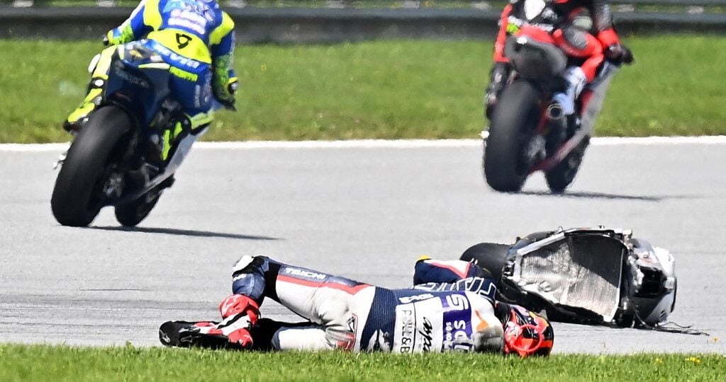 Hafizh Syahrin mengalami kecederaan ketika aksi perlumbaan Moto2 Grand Prix Austria, tahun lalu. - Foto ihsan Malay Mail