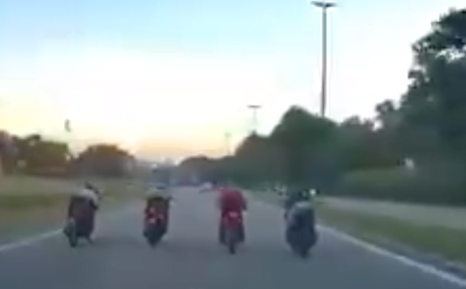 Aksi 'MotoGP' berjaya dirakam seorang pengguna jalan raya sebelum tular di media sosial