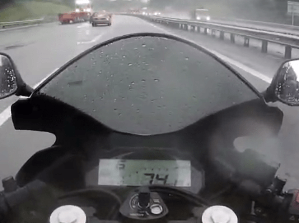 Hujan lebat dan tumpahan minyak dipercayai menjadi faktor utama kemalangan seorang penunggang motosikal. - Foto ihsan Azrishah Rohanan
