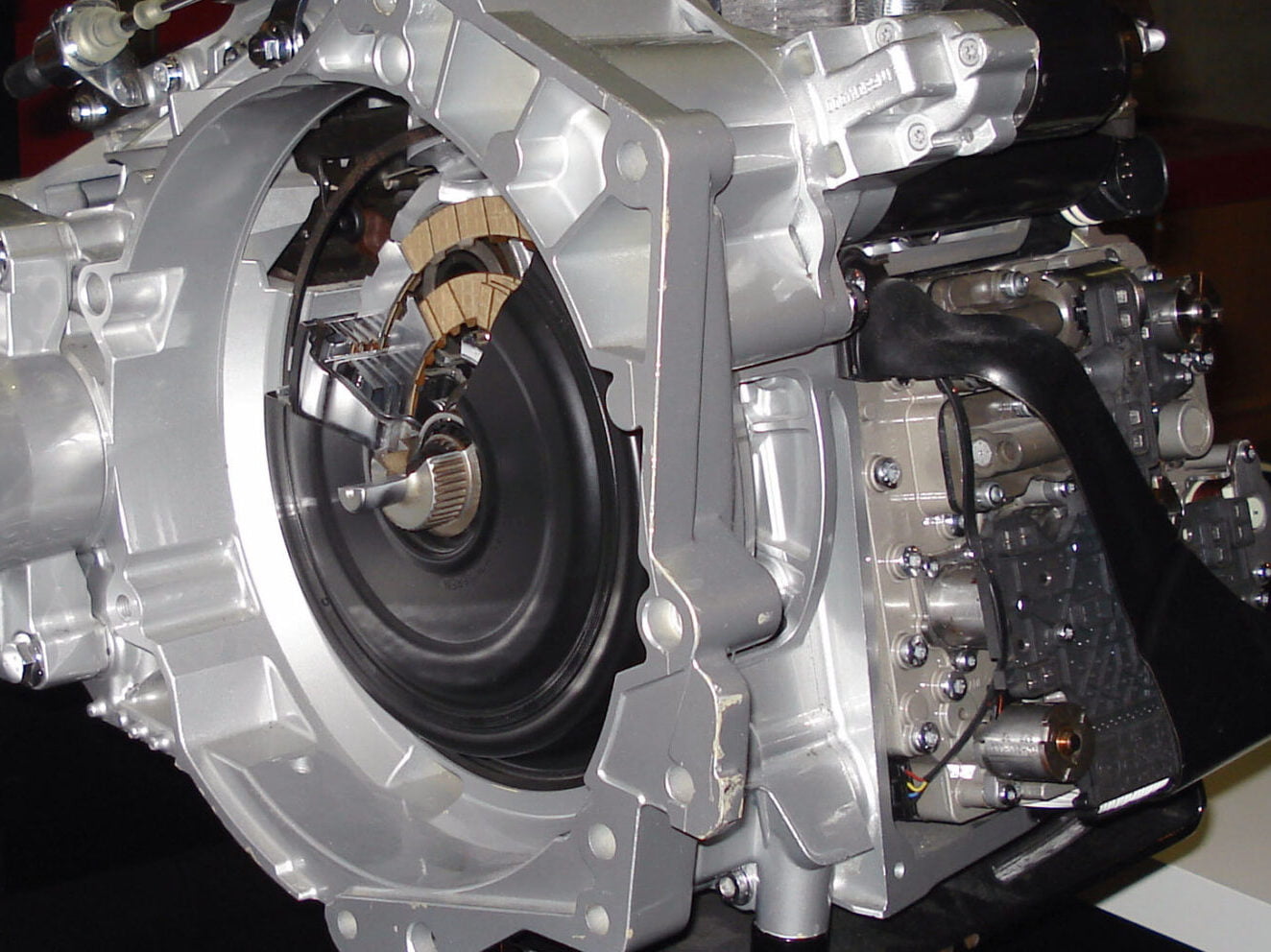 Foto sebuah enjin jenis DSG keluaran syarikat pengeluar Volkswagen