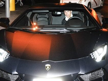 Pemain bola sepak Cristiano Ronaldo kelihatan berada dalam kenderaan Aventador miliknya. - Foto ihsan Celebrity Cars Blog