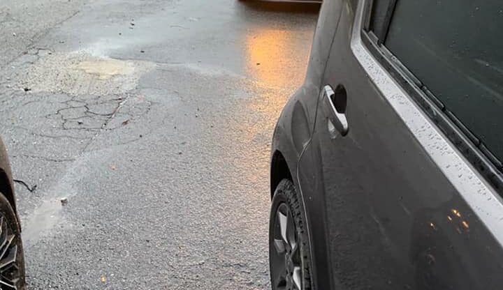 Pengguna media sosial Zulkifli Mohd Salleh memuat naik foto menunjukkan kereta anak perempuannya 'dikepung' dua lagi kenderaan dalam satu kejadian di Kajang, semalam. - Foto ihsan Facebook/Zulkifli Mohd Salleh
