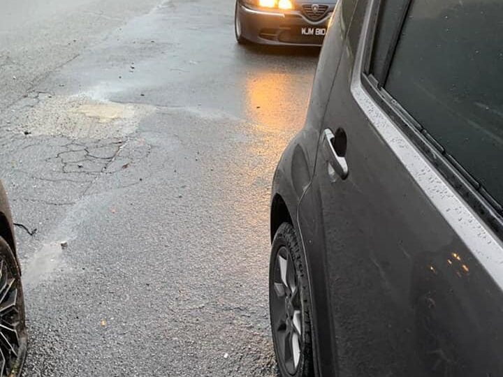 Pengguna media sosial Zulkifli Mohd Salleh memuat naik foto menunjukkan kereta anak perempuannya 'dikepung' dua lagi kenderaan dalam satu kejadian di Kajang, semalam. - Foto ihsan Facebook/Zulkifli Mohd Salleh