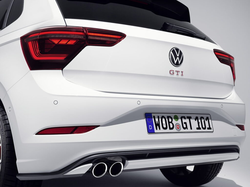 Perkataan GTI diletak di bawah logo Volkwagen. - Foto ihsan Car Scoops
