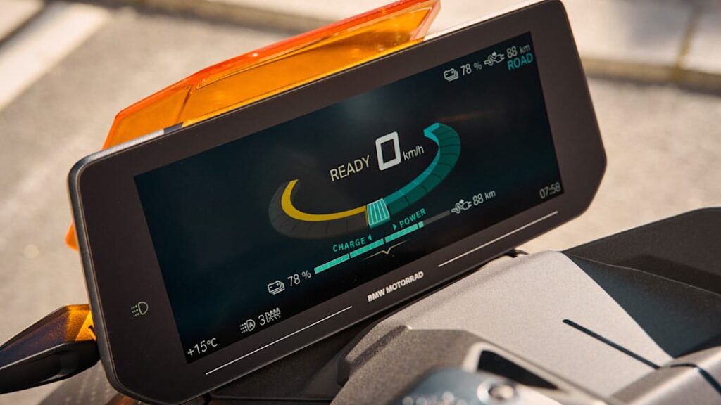 Paparan panel meter canggih high-definition (HD). - Foto ihsan BMW