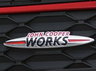 Logo John Cooper Works yang eksklusif. - Foto oleh Mini