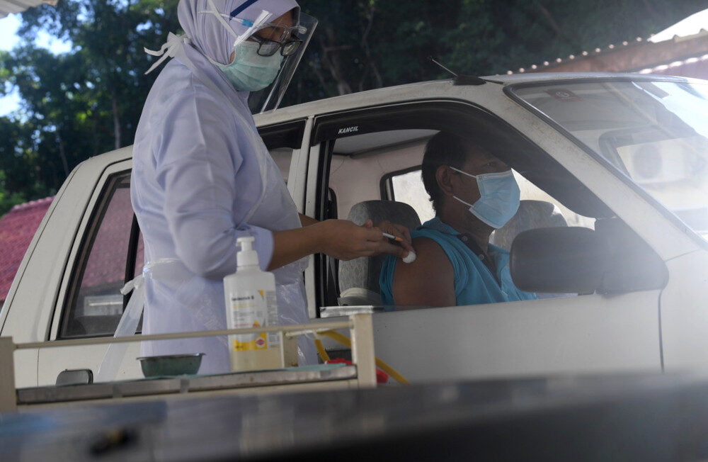 Program Vaksinasi Secara Pandu Lalu turut juga dilaksanakan di kawasan lain termasuk di daerah Padang Terap, Kedah. - Foto ihsan Bernama