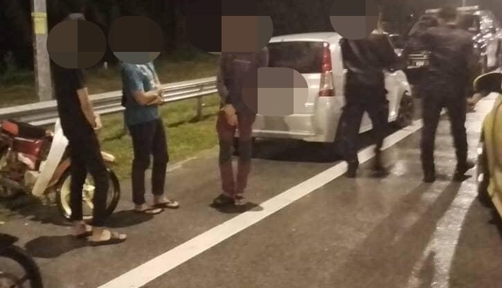 Polis menahan enam individu ketika asyik menonton perlumbaan haram di Pekan, Pahang. - Foto ihsan Facebook/Polis Daerah Pekan