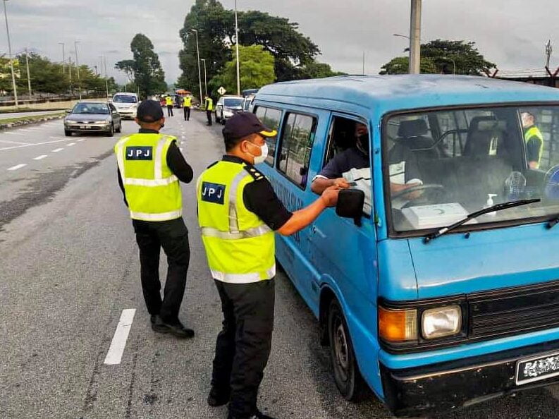Anggota Jabatan Pengangkutan Jalan (JPJ) sedang melakukan pemeriksaan kenderaan. - Foto ihsan Facebook/JPJ Perak