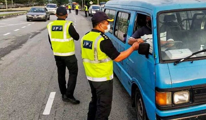 Anggota Jabatan Pengangkutan Jalan (JPJ) sedang melakukan pemeriksaan kenderaan. - Foto hiasan ihsan Facebook/JPJ Perak