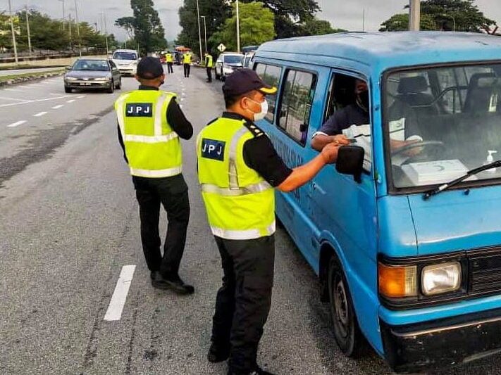 Anggota Jabatan Pengangkutan Jalan (JPJ) sedang melakukan pemeriksaan kenderaan. - Foto hiasan ihsan Facebook/JPJ Perak