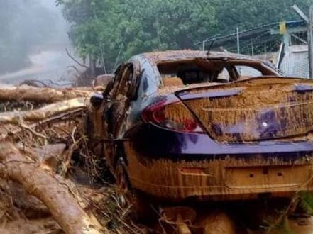 Sebuah kereta Proton Persona rosak teruk akibat insiden kepala air dan banjir di daerah Yan, Kedah. - Foto ihsan media sosial