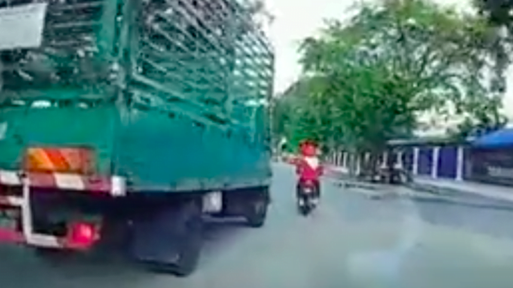 Sebuah lori hampir merempuh penunggang motosikal wanita dikecam pengguna media sosial. - Foto ihsan Twitter/MyWatch