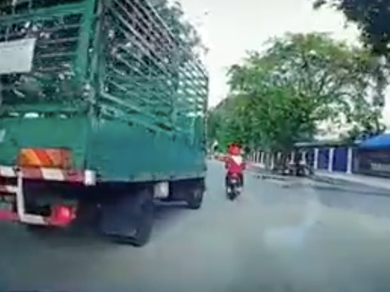 Sebuah lori hampir merempuh penunggang motosikal wanita dikecam pengguna media sosial. - Foto ihsan Twitter/MyWatch