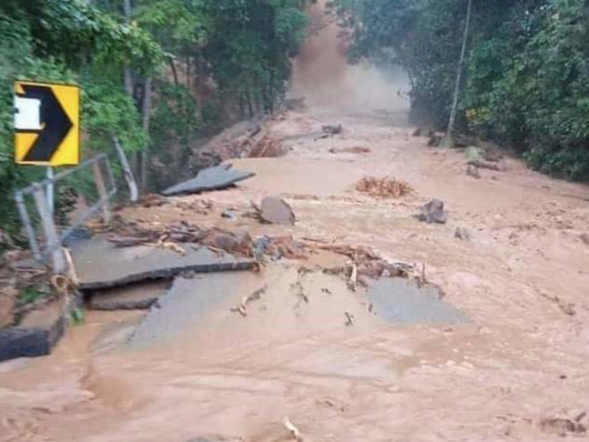 Banjir menyebabkan struktur jalan musnah teruk. - Foto ihsan Malay Mail