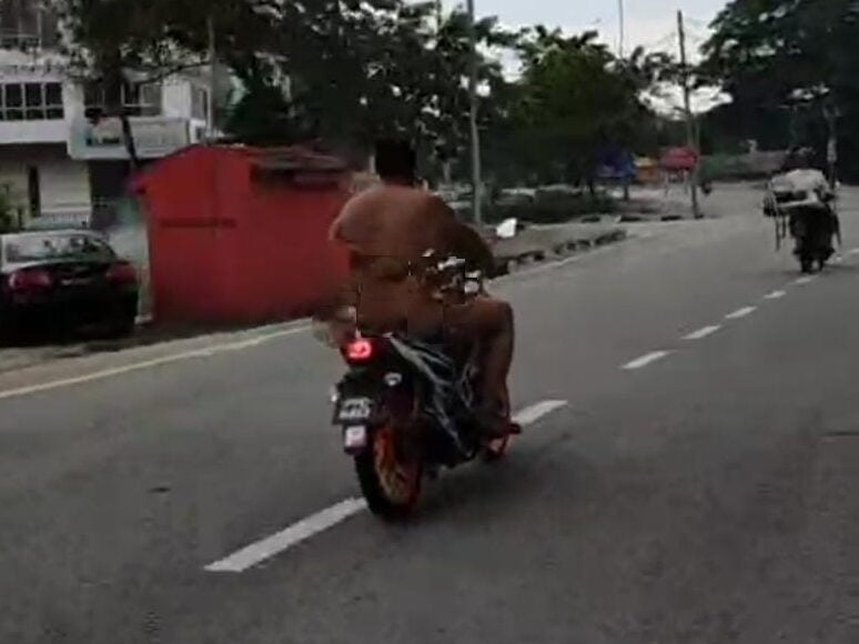 Polis minta jangan kongsi video lelaki bogel tunggang motosikal di media sosial. - Foto tangkap layar media sosial.
