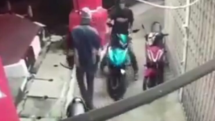 Tangkap layar video kes kecurian motosikal Yamaha Y15 di Batu Caves, Selangor. - Foto ihsan Twitter/MyWatch