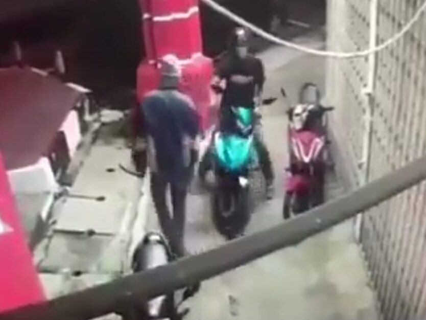 Tangkap layar video kes kecurian motosikal Yamaha Y15 di Batu Caves, Selangor. - Foto ihsan Twitter/MyWatch