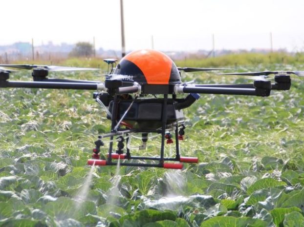 Dron boleh digunakan untuk menyembur racun atau baja. - Foto ihsan Wikipedia