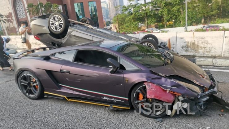 Keadaan kereta Lamborghini Gallardo dipandu Abdul Rahman Abdullah selepas kemalangan pada 8 September lalu. - Foto ihsan PDRM