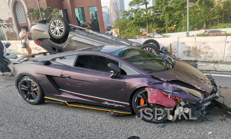 Keadaan kereta Lamborghini Gallardo dipandu Abdul Rahman Abdullah selepas kemalangan pada 8 September lalu. - Foto ihsan PDRM