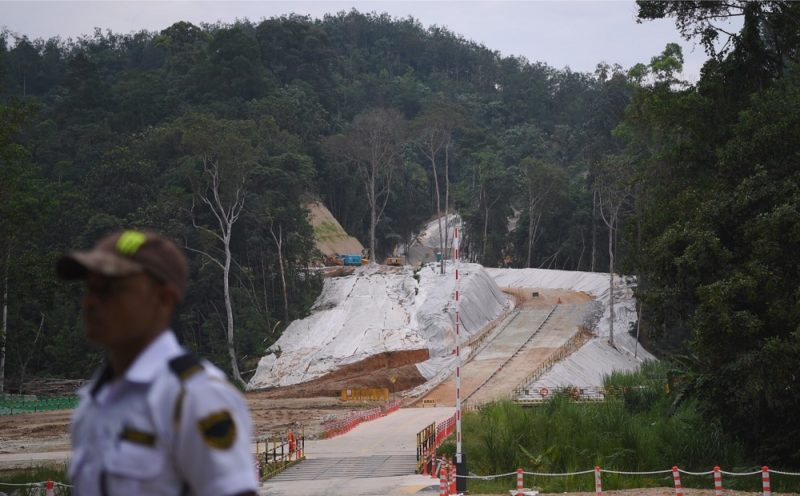 Pembinaan projek ECRL sedang giat dijalankan. - Foto ihsan Malay Mail