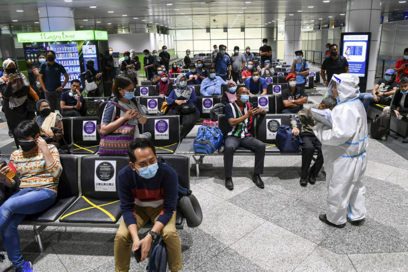 Orang ramai digalakkan melakukan ujian kendiri sebelum melakukan perjalanan merentas negeri bagi mengurangkan risiko jangkitan Covid-19. - Foto ihsan Malay Mail