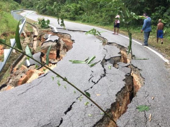 Keadaan jalan raya yang rosak akibat tanah runtuh di Kuala Kangsar, Perak. - Foto ihsan Facebook/JKR Kuala Kangsar