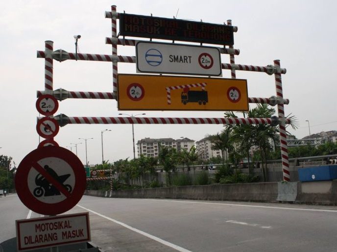 Terowong Lebuhraya SMART bertindak sebagai 'serampang dua mata' iaitu mengurangkan kesesakan trafik dan mengatasi masalah banjir. - Foto ihsan Malay Mail