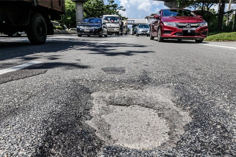 Keadaan jalan rosak juga berlaku di mana-mana negara termasuk Malaysia. - Foto ihsan Malay Mail